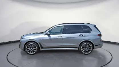 Neu BMW X7 M Sport 352 PS (258 kW) 2026 Grau SUV