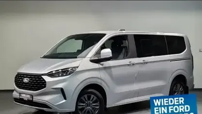 Gebraucht Ford Tourneo Titanium 136 PS (100 kW) 2025 Silber Van / Kleinbus