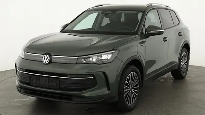 Cipressino grün metallic Neu 2025 VW Tiguan Life SUV | 46.495 € (Superpreis)