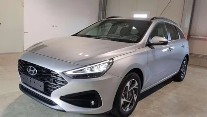 Shimmeringsilber metallic Gebraucht 2024 Hyundai i30 Edition Kombi | 24.579 € (Guter Preis)