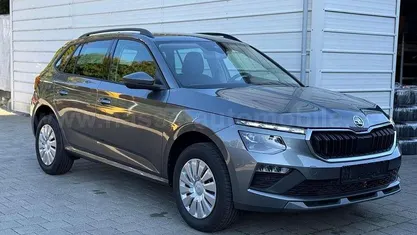 Graphitegrau metallic Neu 2025 Skoda Kamiq Selection SUV | 27.490 € (Fairer Preis)