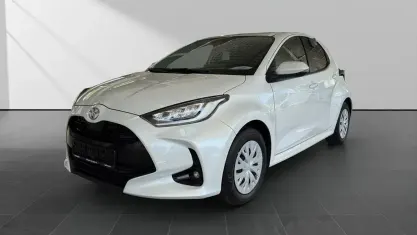 Gebraucht Toyota Yaris Team 125 PS (91 kW) 2021 Platinumweiß perleffekt Kleinwagen