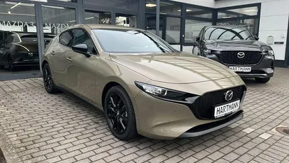 Neu Mazda 3 Nagisa 140 PS (102 kW) 2026 Zicron sand (grün) Limousine