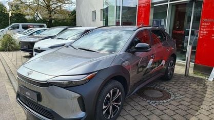 Usata Toyota bZ4X Comfort 150 kW (204 CV) 2023 Argento SUV