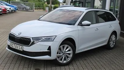 Weiss Gebraucht 2025 Skoda Octavia Selection Kombi | 34.290 € (Etwas zu teuer)