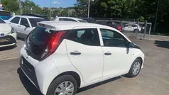 Weiß Gebraucht 2020 Toyota Aygo Kleinwagen | 10.190 € (Etwas zu teuer)