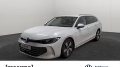 Weiss Gebraucht 2024 VW Passat Elegance Kombi | 36.440 € (Guter Preis)