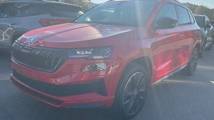 Neu Skoda Karoq SportLine 150 PS (110 kW) 2025 Velvet rot metallic SUV