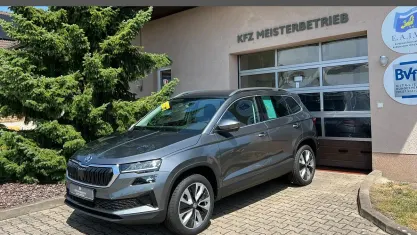 Neu Skoda Karoq Selection 150 PS (110 kW) 2026 8x8x race blue metallic SUV