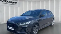 Grau Gebraucht 2022 Ford Focus ST-Line Limousine | 21.950 € (Fairer Preis)
