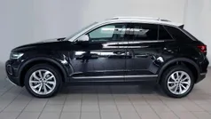 Deep black perleffekt/pure wh Gebraucht 2024 VW T-Roc Style SUV | 30.850 € (Guter Preis)