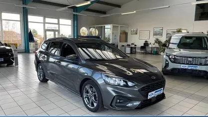 Grau Gebraucht 2021 Ford Focus ST-Line Kombi | 17.480 € (Fairer Preis)