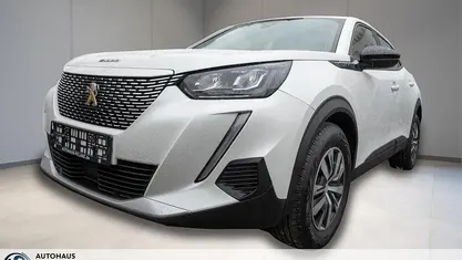 Weiss Gebraucht 2023 Peugeot e-2008 Active SUV | 17.490 € (Superpreis)