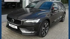 Platinum grey / metallic Gebraucht 2023 Volvo V60 CC Plus Kombi | 44.990 € (Fairer Preis)