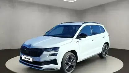 Gebraucht Skoda Karoq SportLine 150 PS (110 kW) 2023 Moonweiß perleffekt / moonweiss metallic SUV