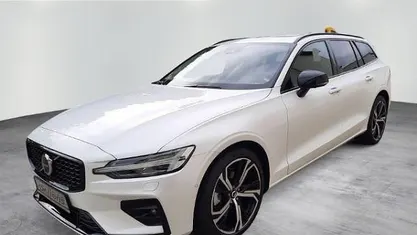 Weiß Gebraucht 2023 Volvo V60 Plus Kombi | 38.980 € (Fairer Preis)