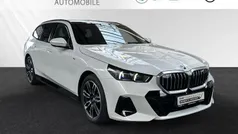 Mineralweiß metallic Gebraucht 2024 BMW 520 M Sport Kombi | 51.700 € (Superpreis)