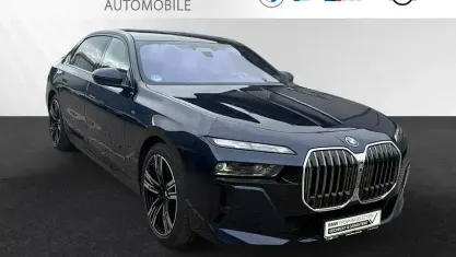 Gebraucht BMW 750e M Sport 489 PS (359 kW) 2025 Bmw individual tansanitblau metallic Limousine