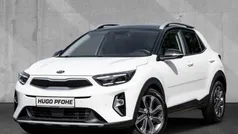 Bud schneeweiss/schwarz Gebraucht 2020 Kia Stonic Spirit SUV | 17.950 € (Fairer Preis)