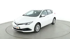 Weiß Gebraucht 2016 Toyota Auris Cool Limousine | 9.480 € (Fairer Preis)