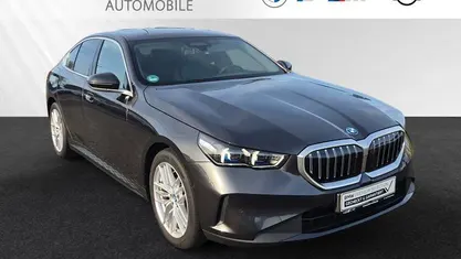 Sophistograu brillanteffekt Gebraucht 2024 BMW 530e Limousine | 53.800 € (Superpreis)