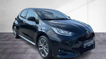 Mysticschwarz mica Gebraucht 2024 Toyota Yaris Hybrid Style Limousine | 24.998 € (Guter Preis)