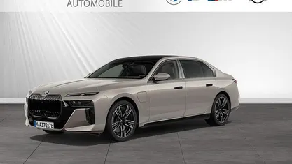 Gebraucht BMW 750e M Sport 489 PS (359 kW) 2024 Oxidgrau metallic Limousine