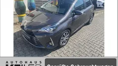 Grau Gebraucht 2019 Toyota Yaris Hybrid Club Limousine | 14.980 € (Guter Preis)