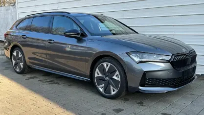 Neu Skoda Superb SportLine 265 PS (194 kW) 2025 Graphite grau metallic Kombi