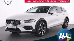 Weiß crystal white pearl / met Gebraucht 2024 Volvo V60 CC Ultimate Kombi | 43.890 € (Fairer Preis)