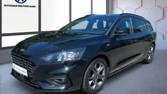 Obsidianschwarz metallic Gebraucht 2021 Ford Focus ST-Line X Limousine | 22.450 € (Fairer Preis)