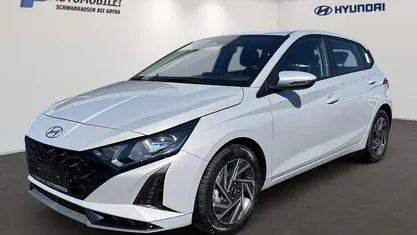 Gebraucht Hyundai i20 Trend 101 PS (74 kW) 2024 Lumen grey / mic Kleinwagen