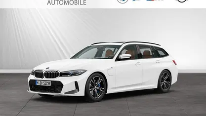 Gebraucht BMW 330e M Sport 292 PS (214 kW) 2025 Alpinweiss Kombi