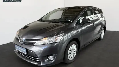 Używany Toyota Verso Skyview Edition 147 KM (108 kW) 2015 Szary Minivan