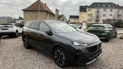 Titangrau metallic Gebraucht 2025 Peugeot 5008 Allure SUV | 30.900 € (Fairer Preis)