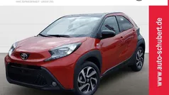 Chili red (3u4)/ black mica (2 Gebraucht 2025 Toyota Aygo Kleinwagen | 18.240 € (Fairer Preis)