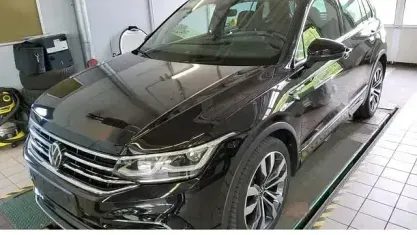 Gebraucht VW Tiguan R-line 150 PS (110 kW) 2023 Deep black perleffekt SUV