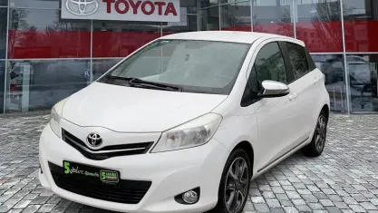 Gebraucht Toyota Yaris Trend 99 PS (72 kW) 2013 Weiss Kleinwagen