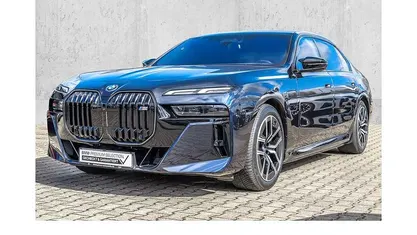 Usata BMW M760e Sport Line 571 CV (419 kW) 2025 Nero Berlina