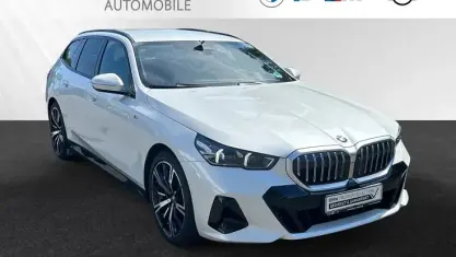 Gebraucht BMW 520 M Sport 208 PS (152 kW) 2025 Mineralweiß metallic Kombi