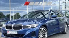 Blau (phytonicblau metallic) Gebraucht 2023 BMW 320 Shadowline Kombi | 36.490 € (Fairer Preis)