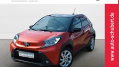 Chili red perleffekt/ night sky black Gebraucht 2022 Toyota Aygo Pulse Kleinwagen | 15.480 € (Fairer Preis)