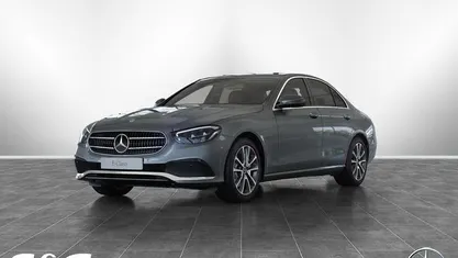 Usado Mercedes E300 Avantgarde 211 HP (155 kW) 2022 Cinzento Sedan
