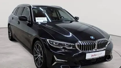 Saphirschwarz metallic Gebraucht 2022 BMW 330e Luxury Line Kombi | 29.990 € (Fairer Preis)