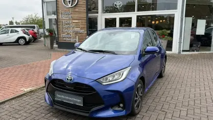 Gebraucht Toyota Yaris Hybrid Team 116 PS (85 kW) 2022 Nachtblau mica metallic Kleinwagen