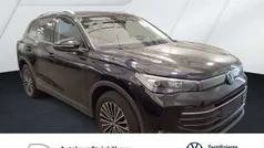 Deep black perleffekt (schwarz) Gebraucht 2024 VW Tiguan Life SUV | 36.835 € (Fairer Preis)