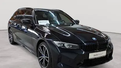 Gebraucht BMW 330e M Sport 184 PS (135 kW) 2023 Saphirschwarz metallic Kombi