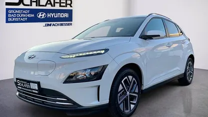 Chalk white / met Gebraucht 2021 Hyundai Kona Edition 30+ SUV | 16.980 € (Fairer Preis)
