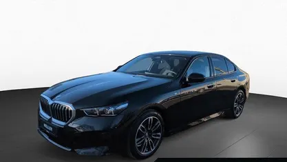 Black sapphire (schwarz) Gebraucht 2025 BMW 520 M Sport Limousine | 51.950 € (Superpreis)