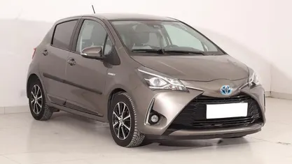 Grau Gebraucht 2018 Toyota Yaris Hybrid Limousine | 14.490 € (Guter Preis)